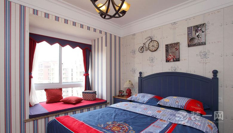 卧室：以粉色和蓝色来布置卧室，显得温馨可爱，窗帘、灯具等都采用比较温馨的格调。