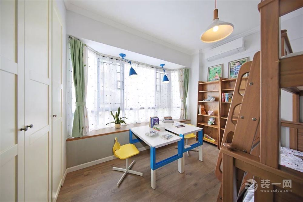 儿童房 儿童房的家具也以木质为主一张原木上下床，2套儿童书桌椅，结合一个大飘窗，整个空间都是为2个孩