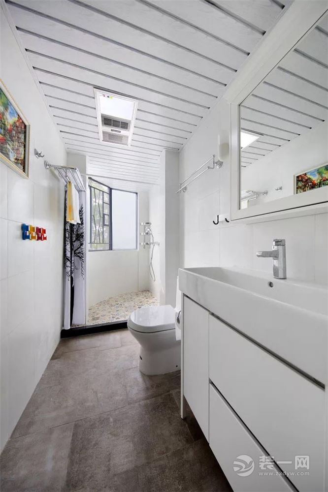 卫生间 卫生间的吊顶采用独特的桑拿板，靠窗的淋浴区是个不规则空间，以浴帘作为隔断正好把空间利用得巧妙