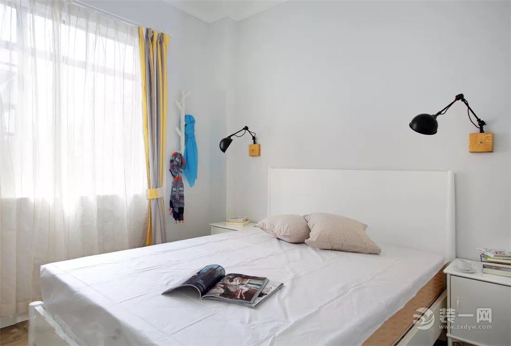 次卧 次卧空间整体也以简单清闲为主，简洁的空间在床头对称装上工业风的床头灯，宾得床头侧边做一个挂衣架