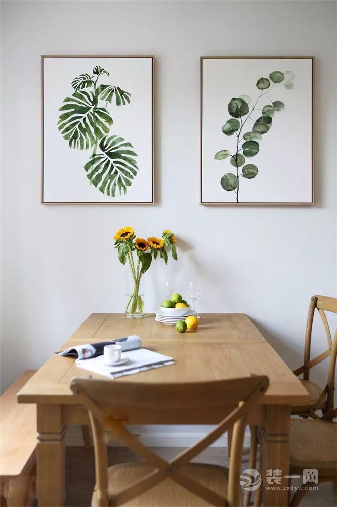 餐厅背景墙上挂上2福植物装饰画，原木餐桌椅，显得自然又清新大方；