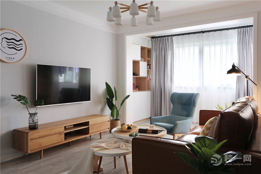 客厅电视墙以简单整洁的壁挂电视机，搭配一个原木电视柜，在绿植的点缀下，给人以清新舒适的氛围感；