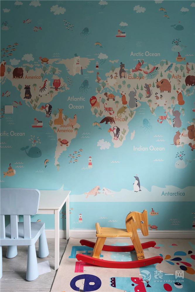 儿童房的墙面是一幅独特的地图，地图上都住满了小动物，童趣又可爱；小小的木马，还有小书桌椅，都是孩子最
