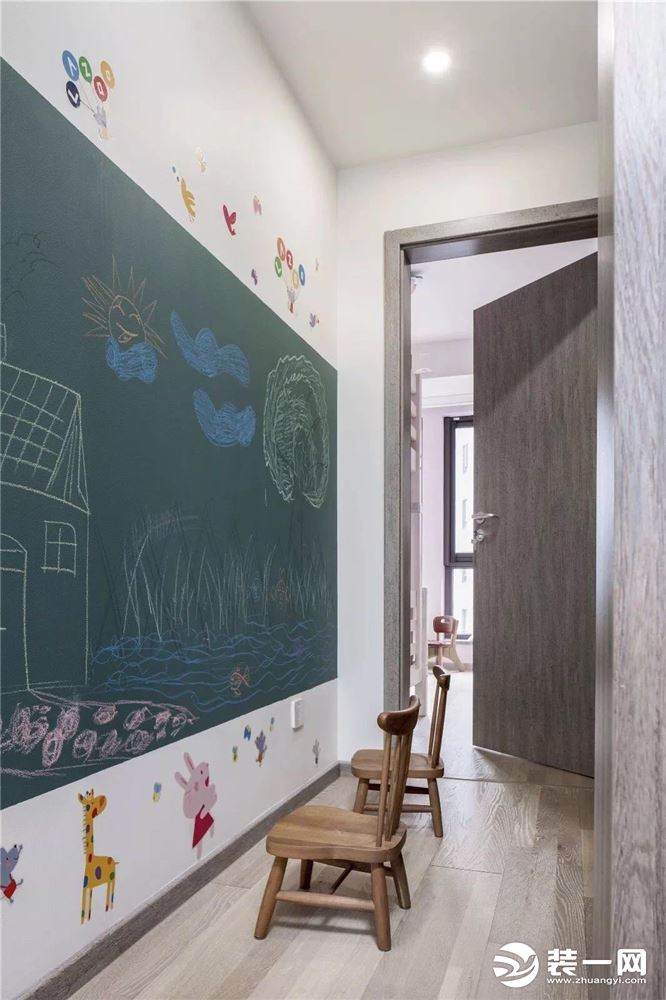 通往儿童房的走廊，装上一面黑板墙，摆上2张小凳子后，为孩子提供了个温馨惬意的活动交流空间。