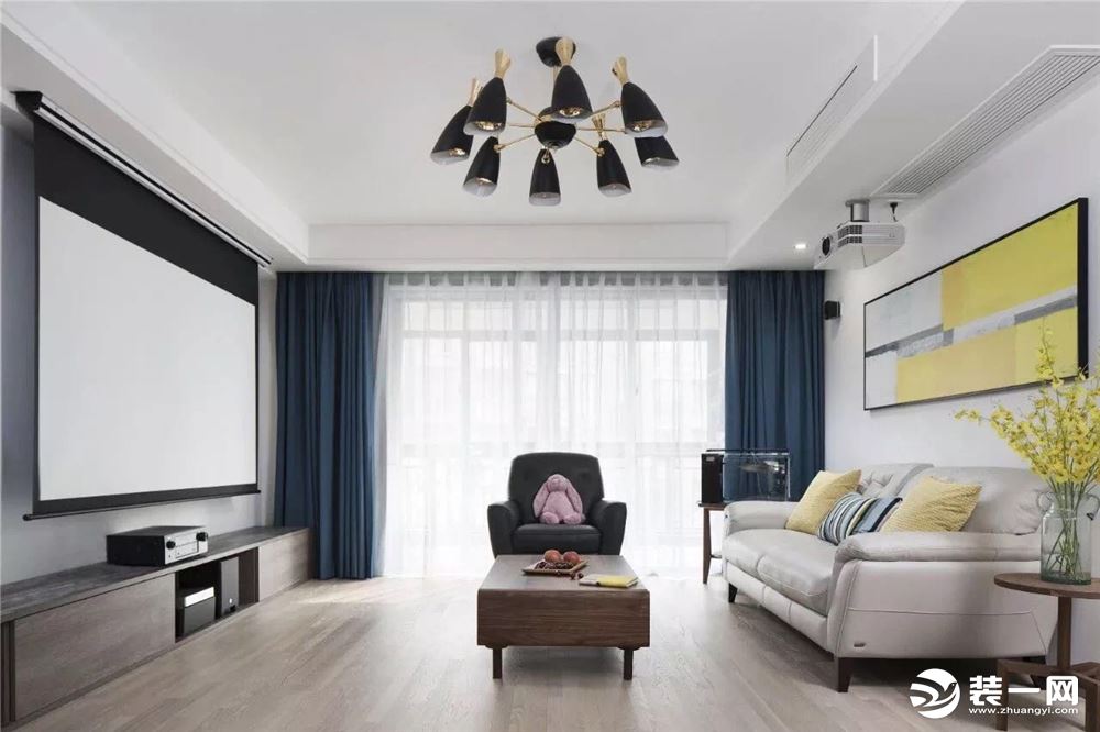 客厅 电视墙装上投影幕布，搭配上一套舒适的皮沙发，还有沙发墙的一幅黄色点缀的装饰画，显得活力而又优雅