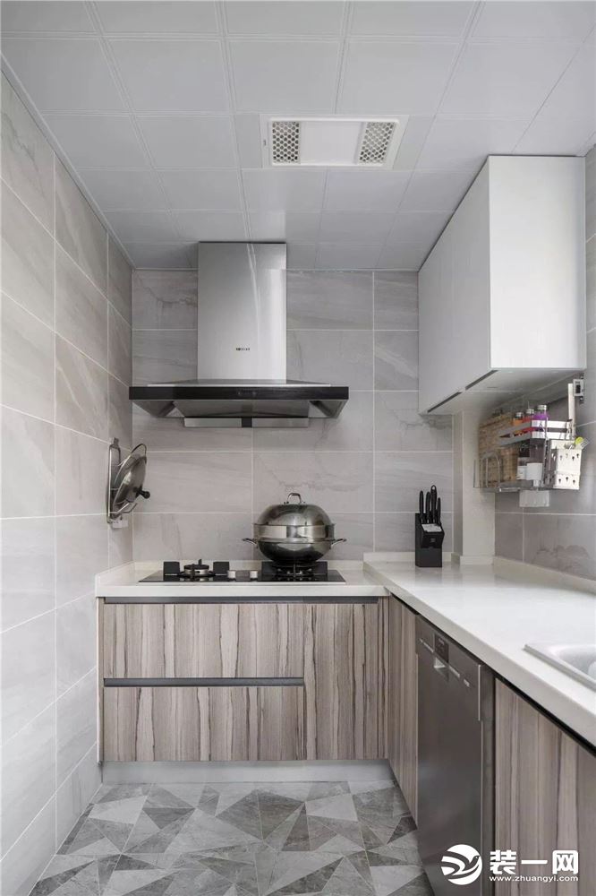 厨房的墙面以暖色调的墙面砖，地面则是铺着有3D素描质感的地砖，结合木质橱柜。