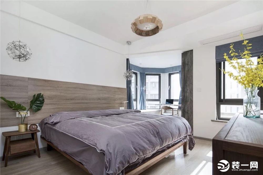 卧室的床头墙脚处贴上木纹砖护墙板，简约大方的空间搭配上灰色的床单，营造出一个年轻现代的卧室。