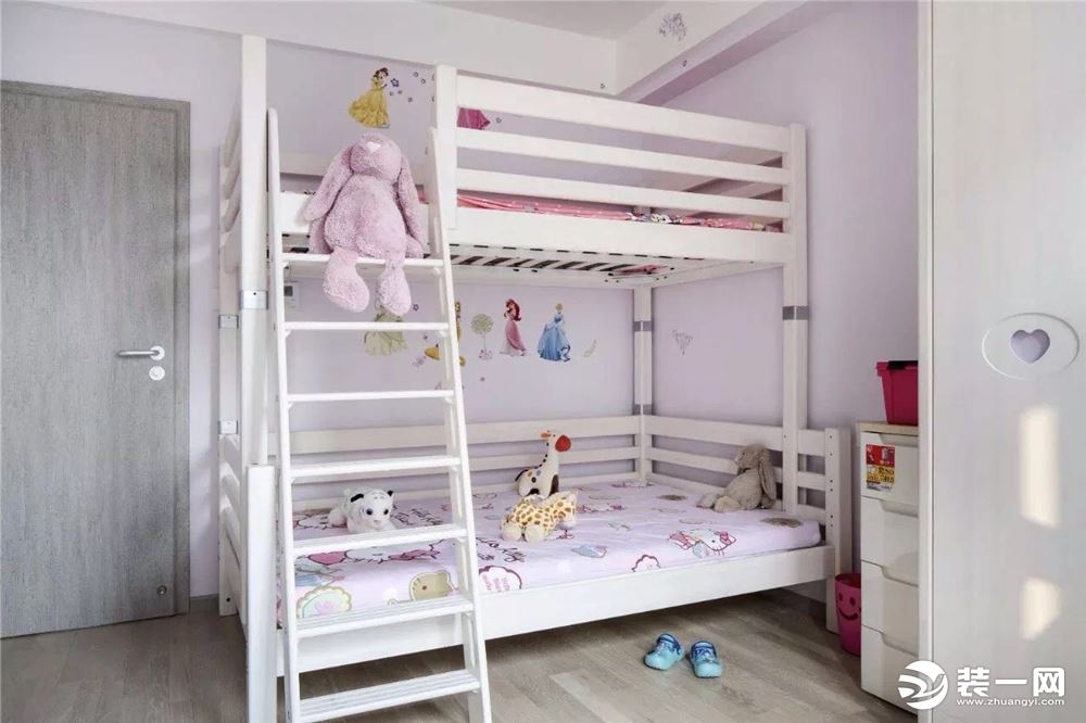 儿童房在简约的隔断搭融入的温馨的粉色调，一张上下铺的儿童床，为小主人提供了个温馨舒适的休息空间。 