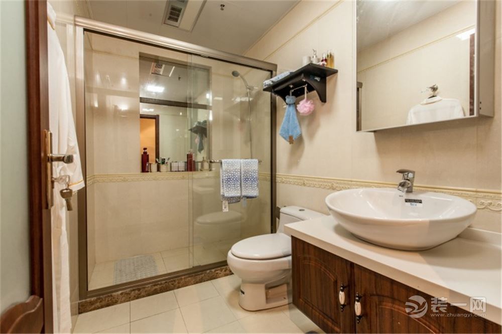 考虑到一般公寓户型卫浴空间不大，所以设计以实用简约为主