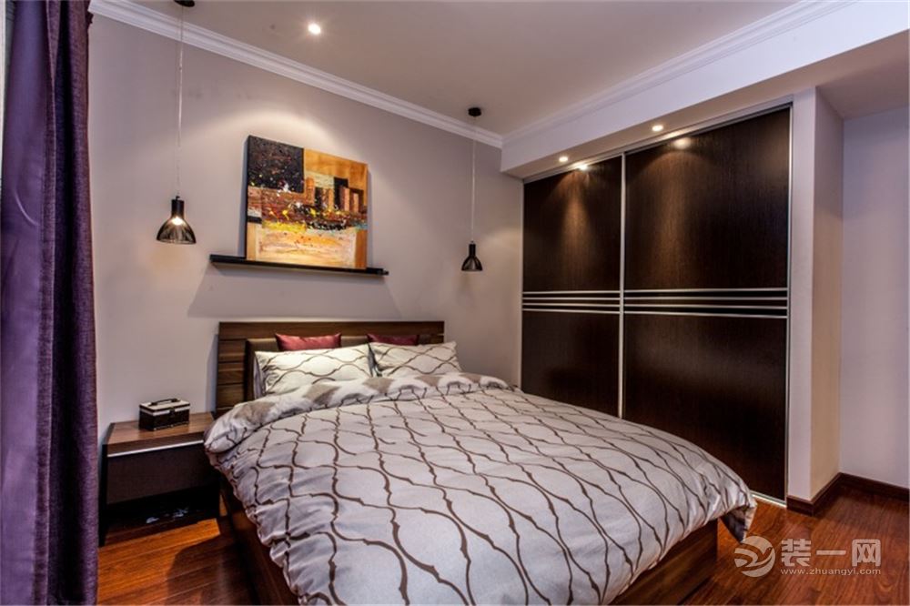 卧室以城市之窗浅胡桃木色的家具搭配同色系欧琳衣柜
