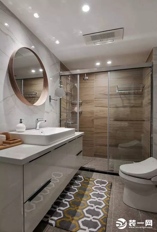 卫生间是业主最为满意的地方，白色搭配金色元素的风格，是整体的亮点。