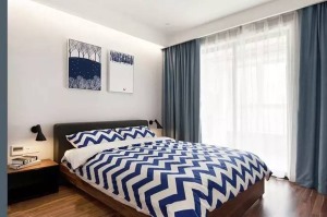 卧室中设计师在软装布艺上选了灰蓝色，还原本质的风格，背景画个性有趣味。