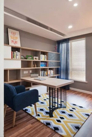 书房，用了灰色作为房子的基调色，木质的书柜，也是让房子有特色的地方。