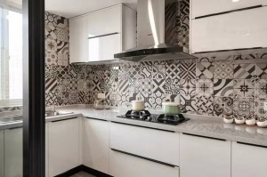 厨房的瓷砖选用的一种类型的花砖，趣味十足。