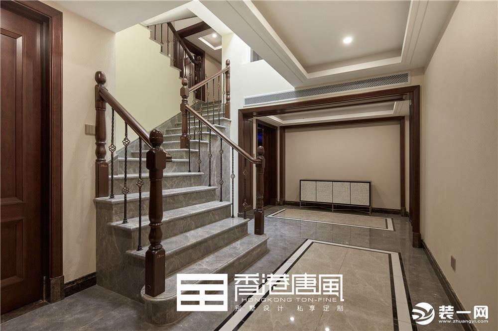 济南海尔绿城玺园现代风格别墅装修实景图——楼梯装修