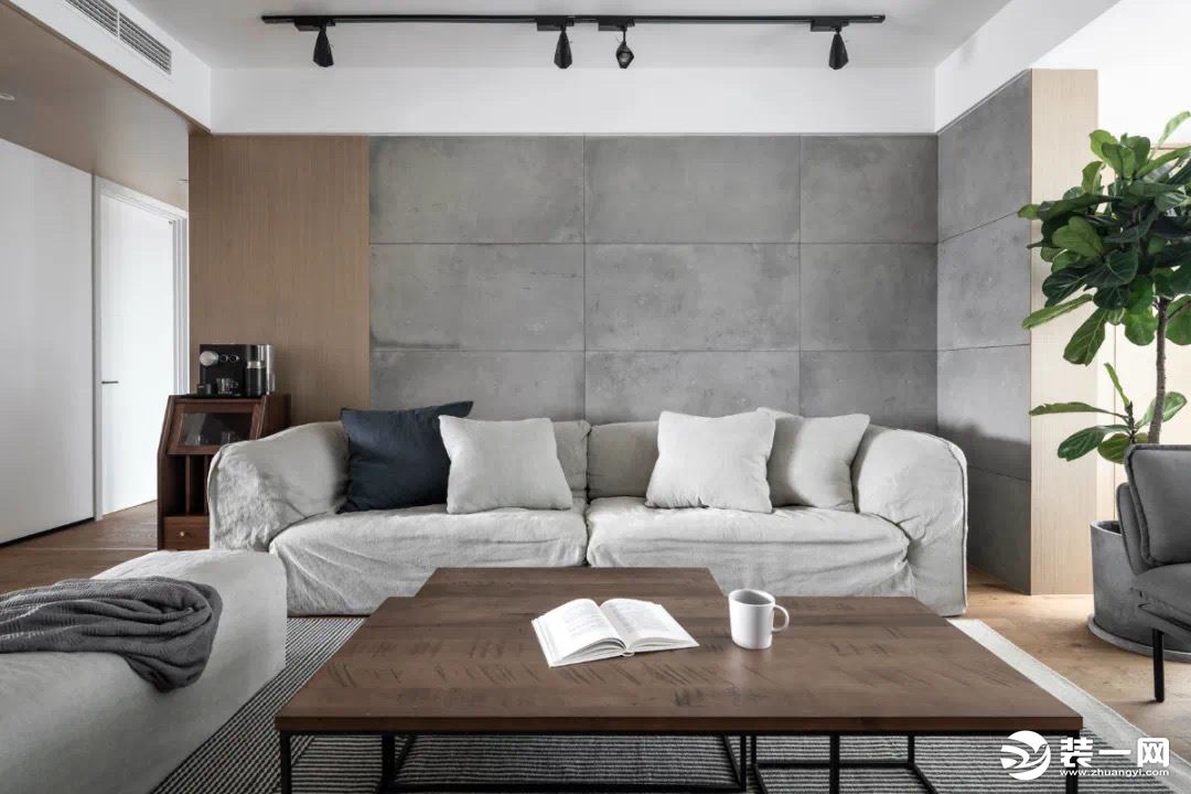 沙发墙以岩石板+木饰面的结合布置米白灰色的布艺沙发，还有原木质+铁艺架的茶几，也让客厅显得更加小资雅