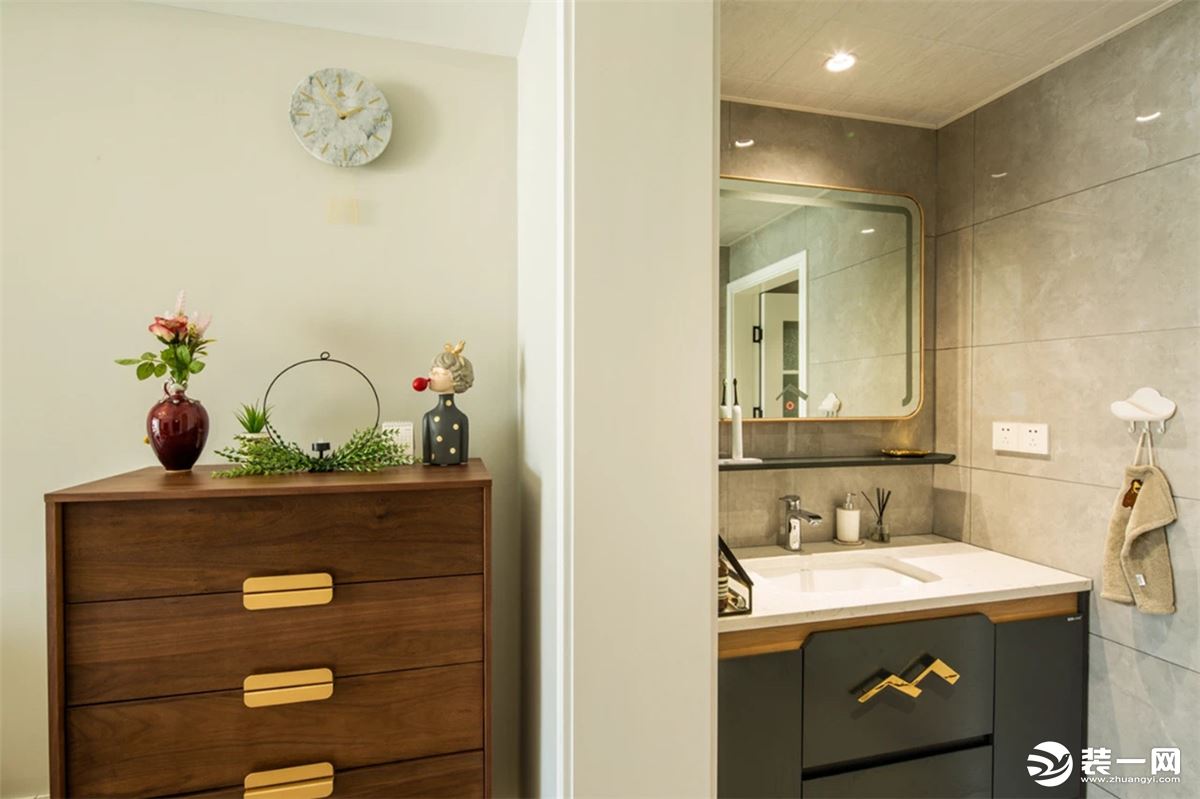  卫生间把洗手盆设置在过道外面，做成独立的分离洗手盆，提升洗漱空间的与卫浴空间的利用率。