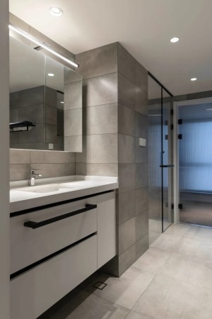 洗手盆下方装上两个大抽屉，而镜子也是作为柜门的设计，让卫浴空间收纳更加充足。