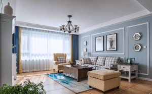 客厅软装家具都是非常典型的现代美式风格，浅蓝色的背景墙搭配装饰画，以及精致复古的台灯，留空多给人感觉