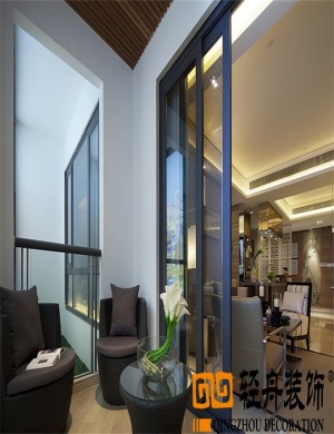 蓝波御景小区大户型中式风格-由阳台望向客厅