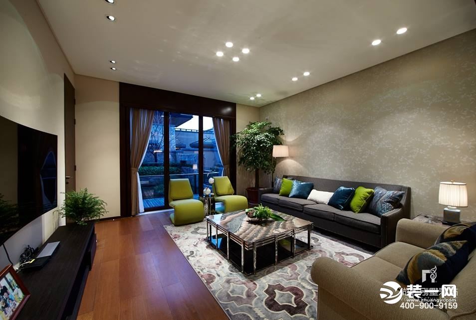 起居室的设计以淡雅的风格为主要基调，绿植的装饰凸显了生活的盎然之韵，棕色的实木地板还原出了生活的本质
