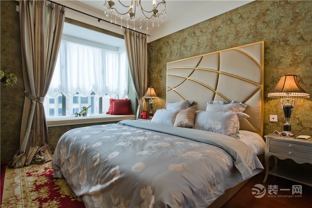 美式风格设计理念中的卧室，通常是以功能性和实用舒适度为主要设计理念。在卧室内，通常不会有顶灯，采用非