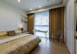 卧室采用白色基调，丝质窗帘   使空间明亮