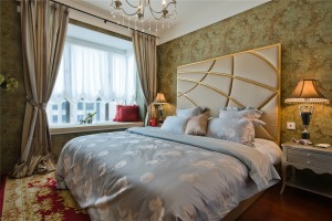 美式风格设计理念中的卧室，通常是以功能性和实用舒适度为主要设计理念。在卧室内，通常不会有顶灯，采用非