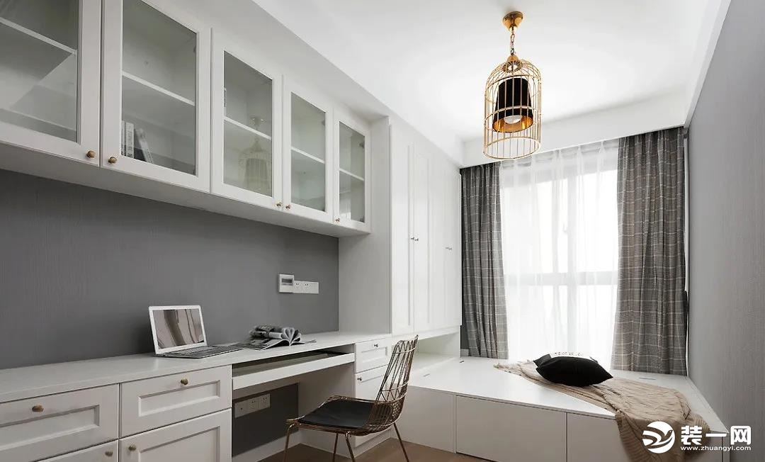 浅色系几何图案壁纸，衬托出美式家具的沉稳与质感。