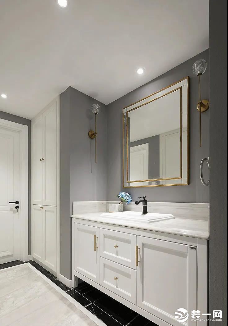 卫生间灰白色搭配简洁优雅，淋浴间内设置壁龛，作为洗浴用品的收纳之处，美观又兼具了实用性。