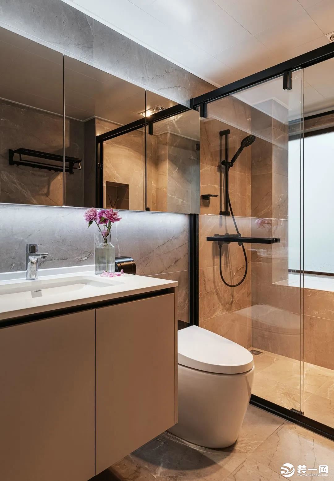 卫生间作为功能性空间，洗漱台、马桶、淋浴室置于同一空间，极好地将生活的便捷与艺术融合。