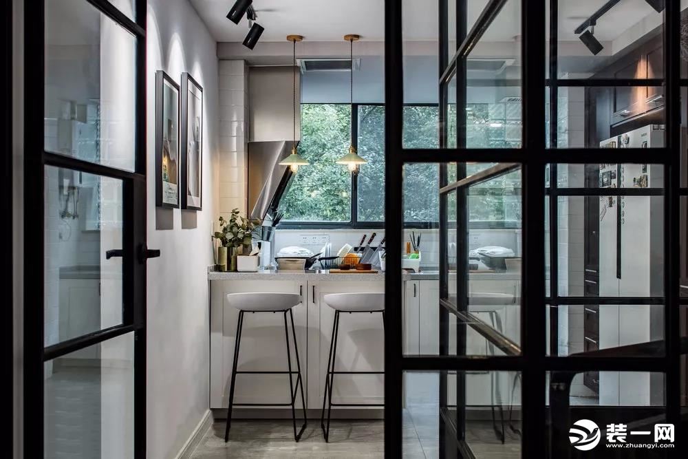 厨房门与书房统一风格，也采用玻璃双开门，增加通透度的同时更加简约、大方，黑白灰是厨房的主色调，更显大