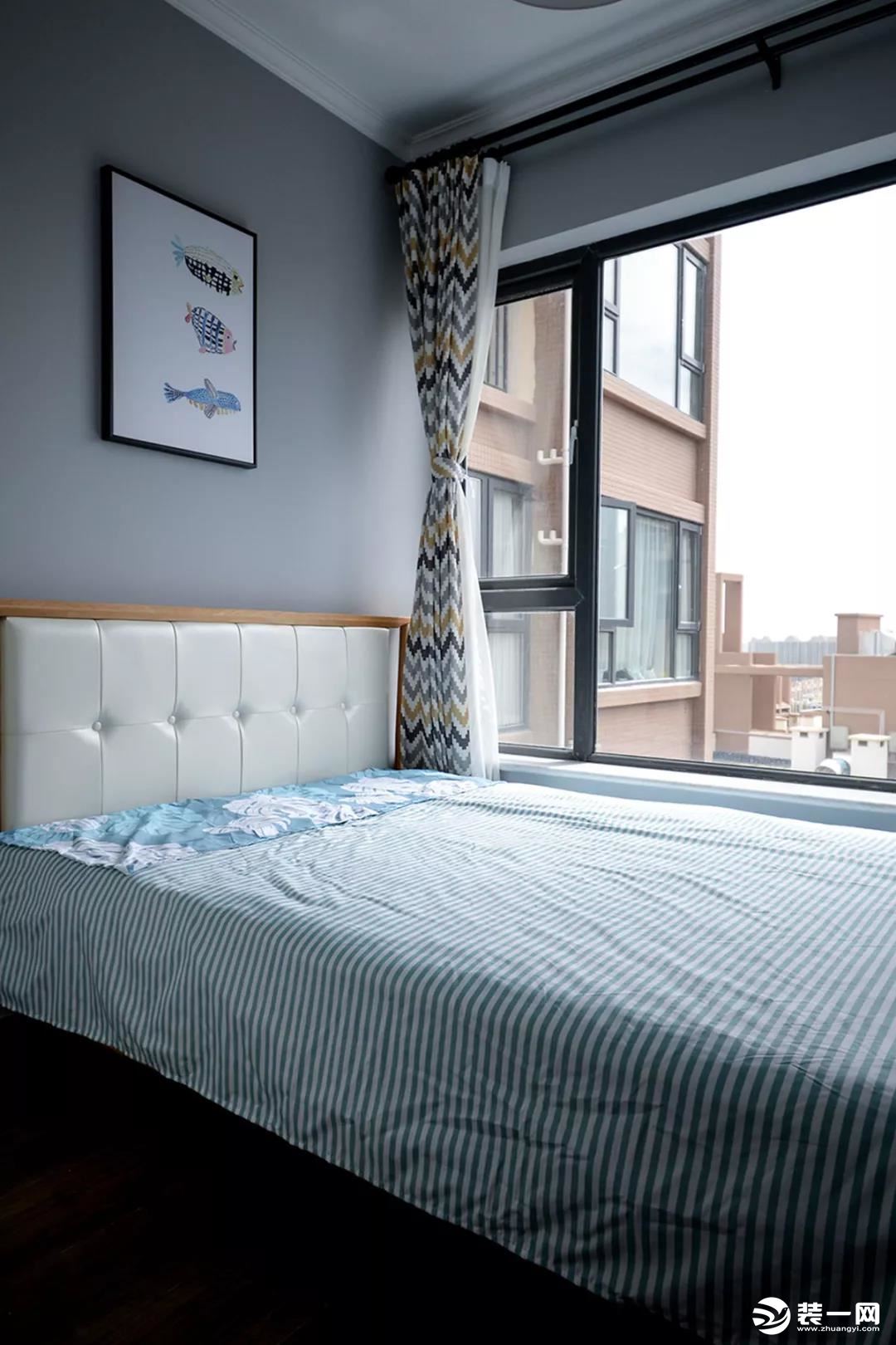 次卧在窗帘和床品上选择了更显宽敞的几何图形来装饰，让小空间看起来更加的宽敞一些
