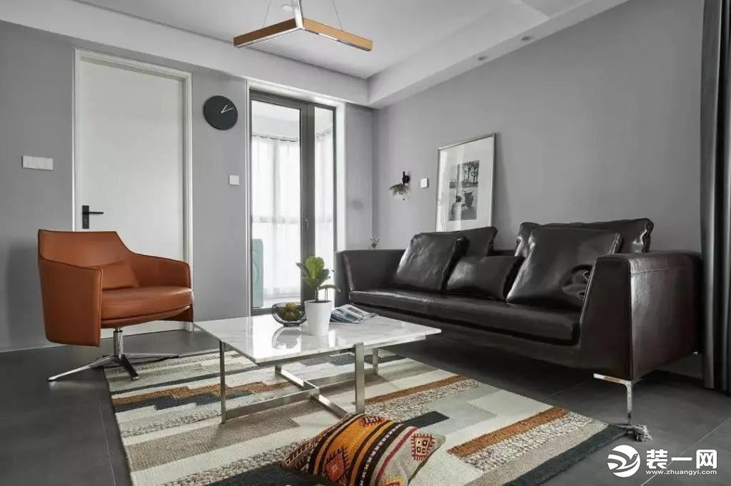 客厅，灰色乳胶漆与木元素的混搭装饰整个空间，没有太多的装饰，简单舒适就好