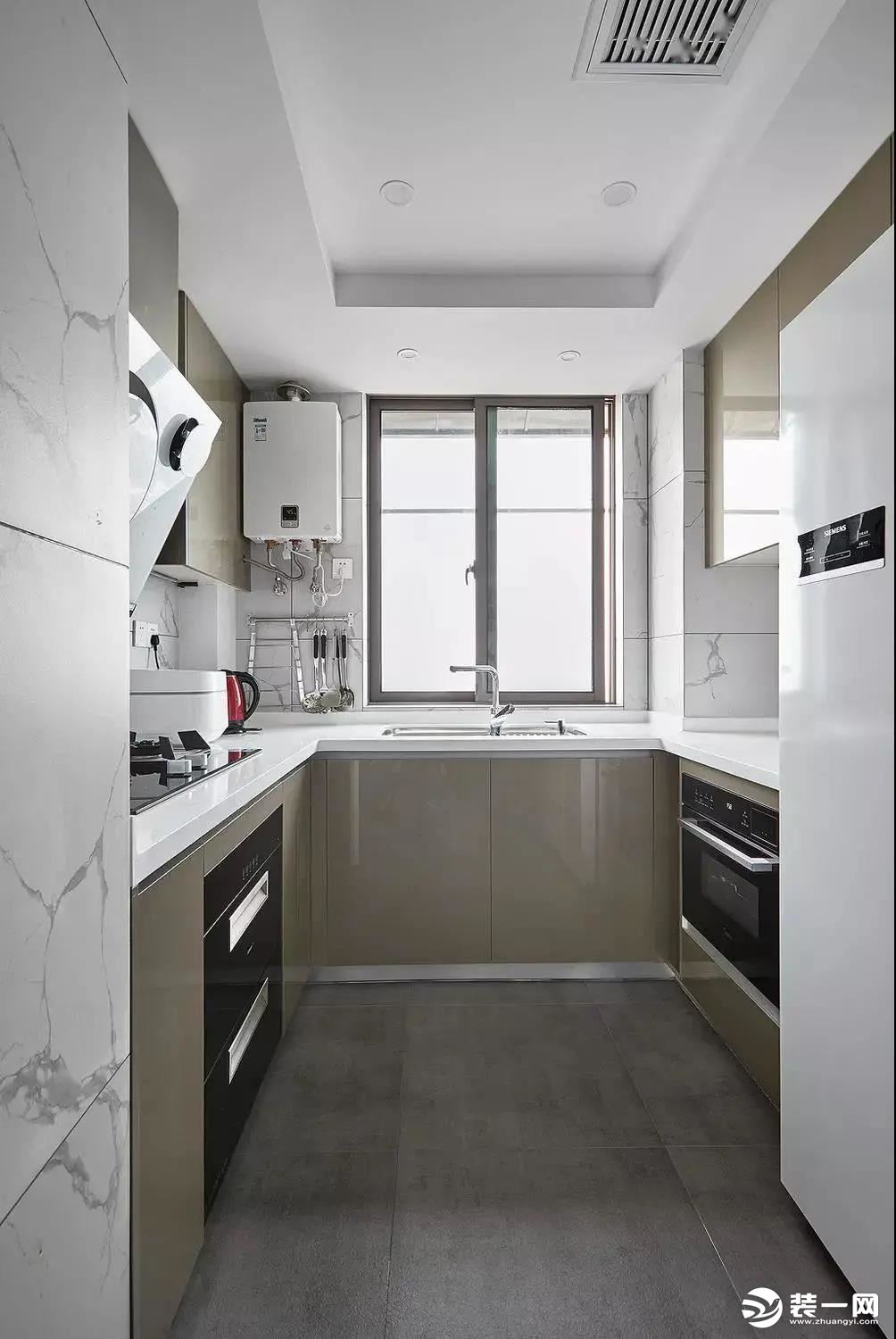 厨房，采用棕色的柜门颜色以及搭配白色纹理的瓷砖，带来清爽洁净的视觉感受