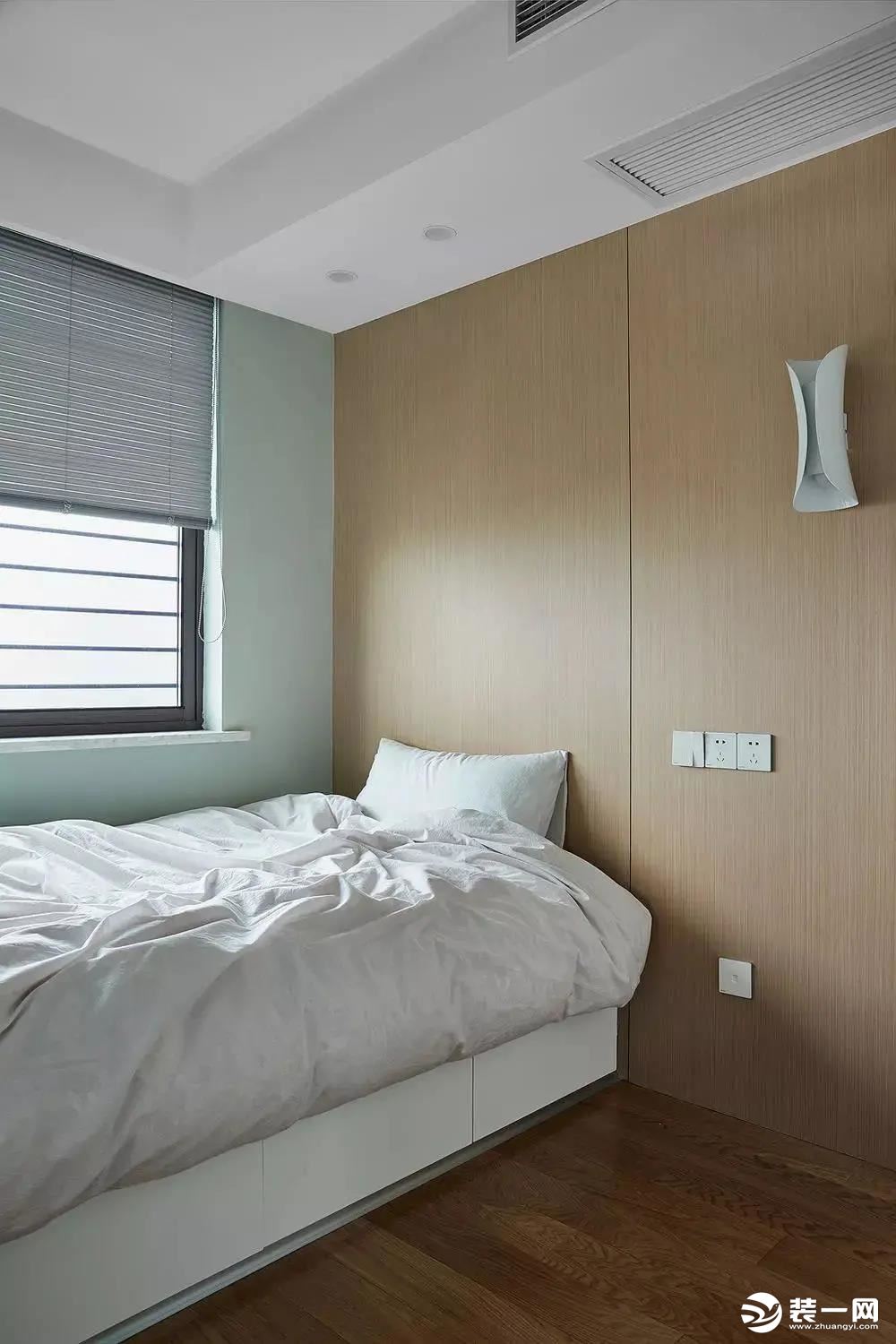 次卧2为整洁优雅的生活提供保障，再加上颜值超高的绿色墙纸使得整个房屋格调瞬间提升