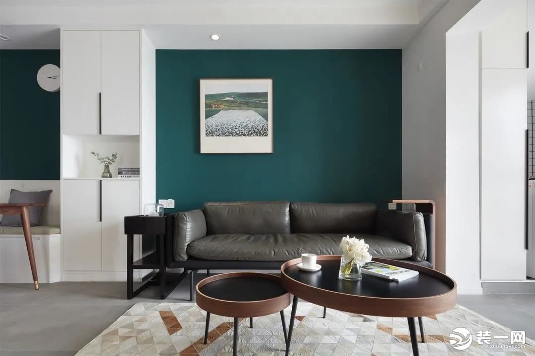 客厅，灰白色为主调，简洁舒适有质感，再加上墨绿色和原木色点缀丰富了空间色彩，让客厅不单调