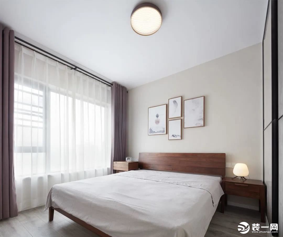 主卧，暖色调的背景墙让卧室更具温馨感，而且窗帘抬高安装减少了空间压抑感