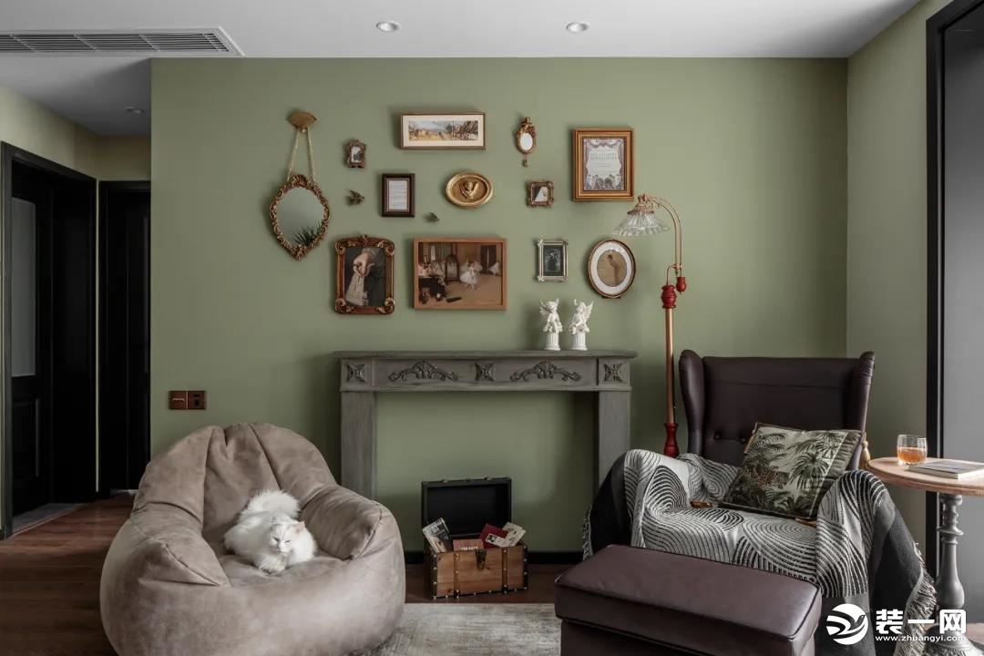 客厅，用暖黄色的灯光以及清新温和的抹茶绿墙面，任何时候都不会觉得压抑