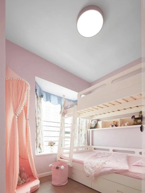 儿童房，纯白的上下床、童趣的窗帘以及毛线收纳筐，整体的色系可爱又柔软。