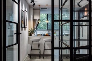 厨房门与书房统一风格，也采用玻璃双开门，增加通透度的同时更加简约、大方，黑白灰是厨房的主色调，更显大