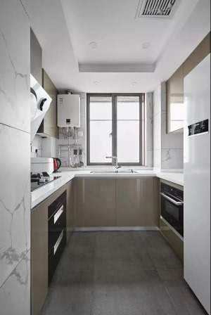 厨房，采用棕色的柜门颜色以及搭配白色纹理的瓷砖，带来清爽洁净的视觉感受