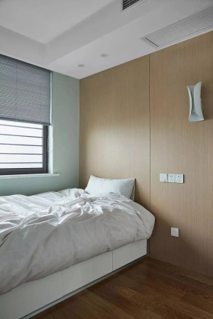 次卧2为整洁优雅的生活提供保障，再加上颜值超高的绿色墙纸使得整个房屋格调瞬间提升