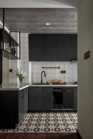 厨房，利用了代尔夫特蓝与复古橙色搭配的小花砖，适度的灰度与饱和度以及丰富的层次质感为整个空间从细节上