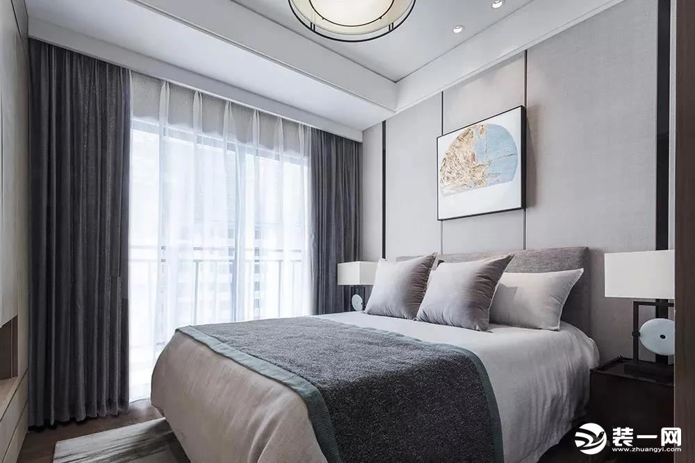 ▲床头柜的玉形台灯布置，也让空间充满雅韵高档的设计感。