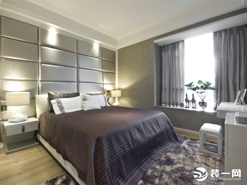 床头背景都运用了皮制软包等材料。从而营造一个现代化的简单，舒适主卧空间。