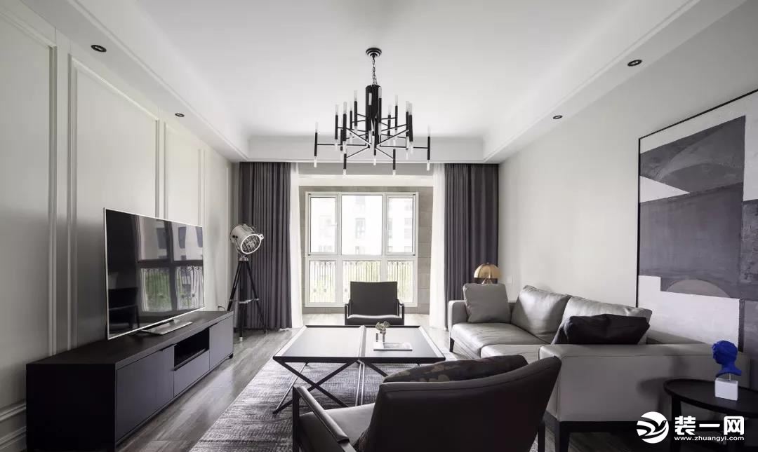 ▲ 客厅整体采用黑白灰基调，融合现代家具与美式线条丰富居家空间