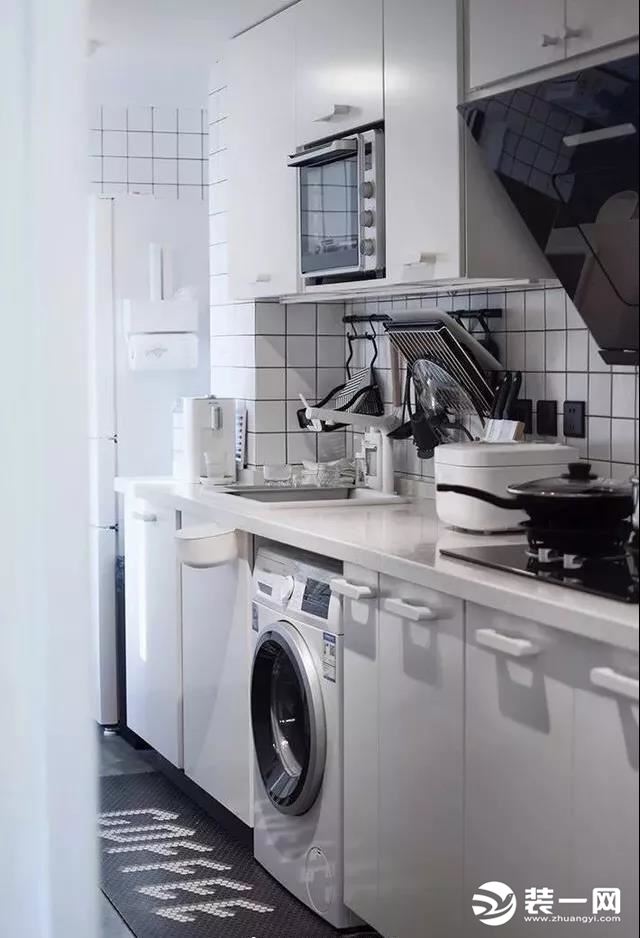 厨房采用当下最流行的小白砖，勾上黑色的瓷缝，搭配白色亮光橱柜，干净整洁。