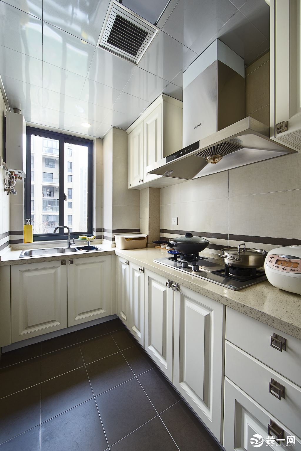 厨房以白色为主，不管是橱柜还是台面都采用浅白色，清爽又干净
