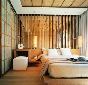 卧室的设计简朴自然，随处可见的竹子制造隔断、背景，床体是与小桌为一体的样式，线条简单质朴。